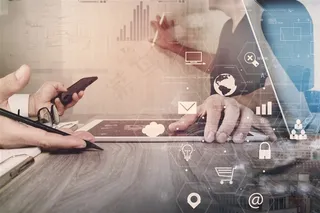 桌子上的平板电脑和讨论数据图表的工作人员高清图片