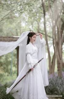 白衣翩翩古装侠女写真图片