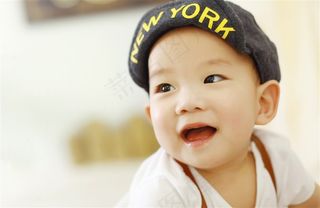 望着远方开口笑的可爱幼儿