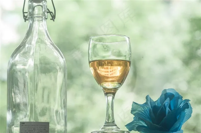 玻璃瓶和装白兰地的酒杯