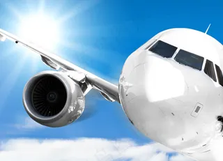 蓝天阳光与飞行的飞机图片