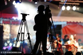 拍摄城市街头的摄影师高清图片