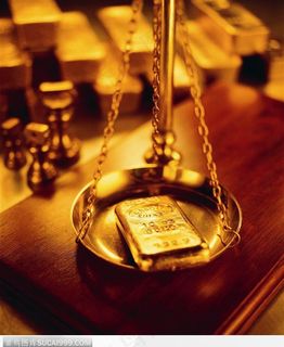 天平上的金块背景大图