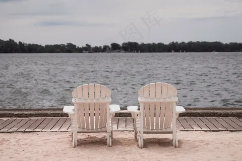 海边沙滩椅图片