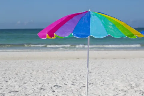 海边七彩太阳伞图片