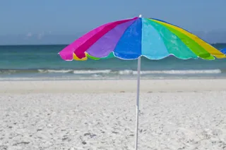 海边七彩太阳伞图片