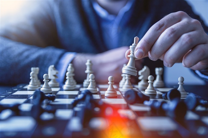 手拿国际象棋的人