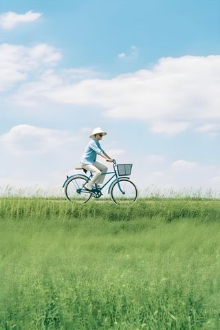 清新草地骑车云朵背景