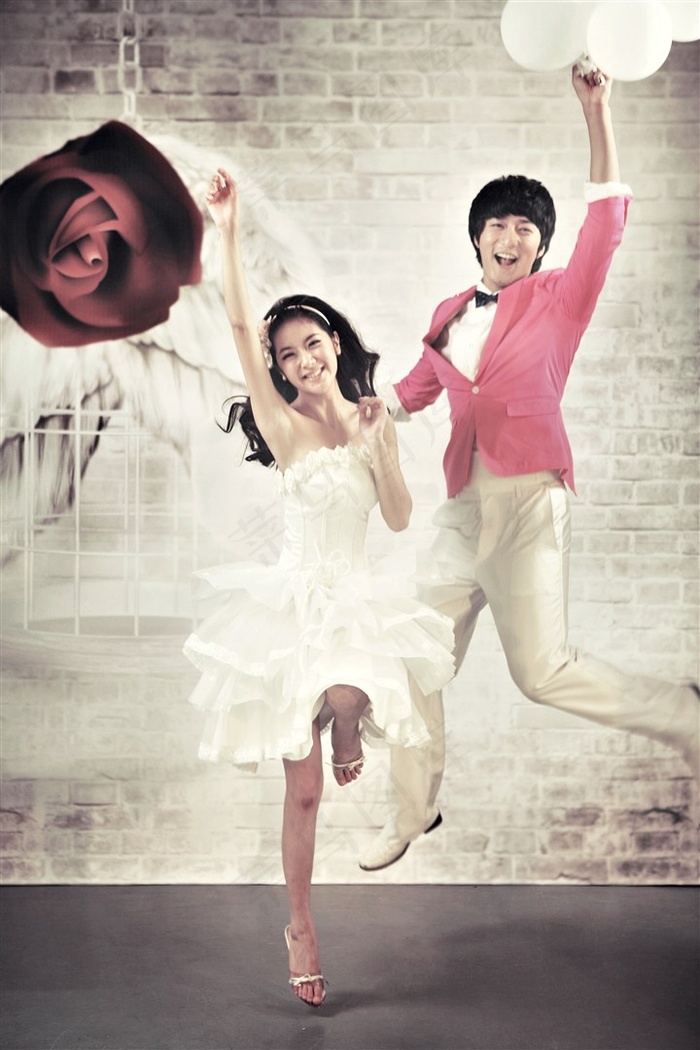 一跃而起的情侣