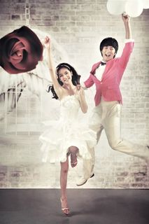 一跃而起的情侣