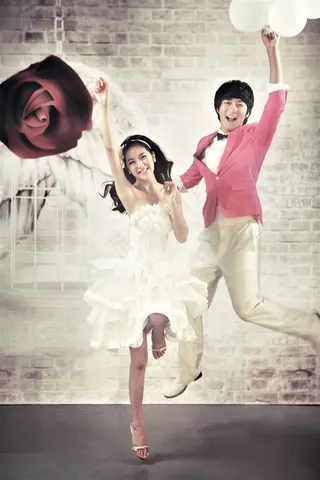 一跃而起的情侣