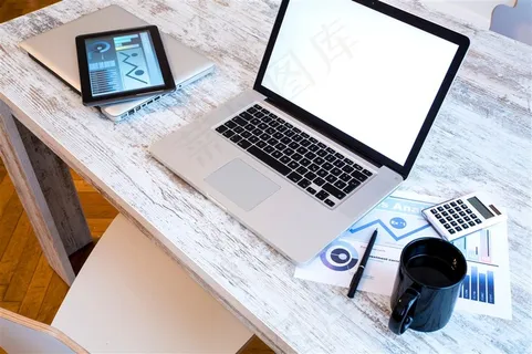 在办公桌上的笔记本电脑