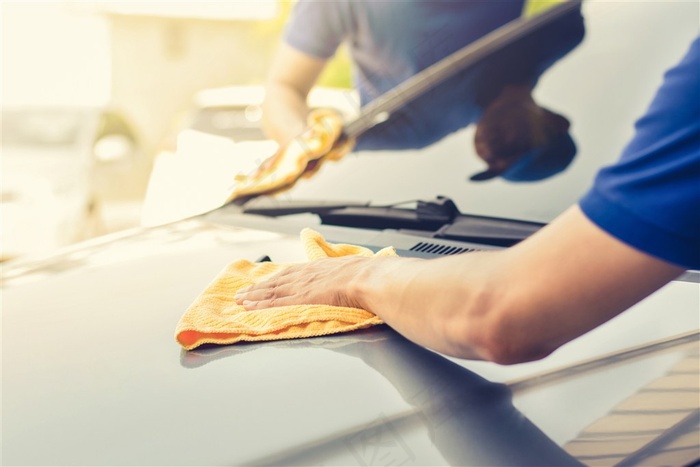 正在擦洗车身的工人高清图片