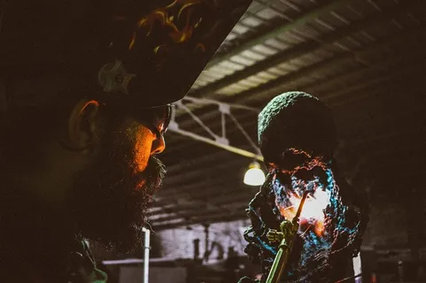 正在电焊的工人图