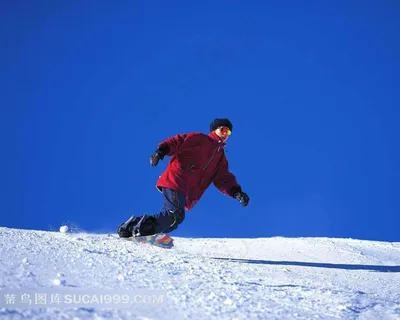 雪山滑雪的红衣男人