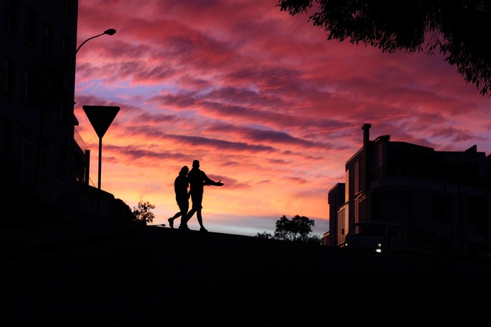 黄昏依偎的情侣