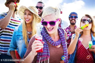 开心庆祝的时尚人物