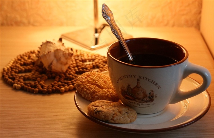 享受咖啡与糕点带来的轻松