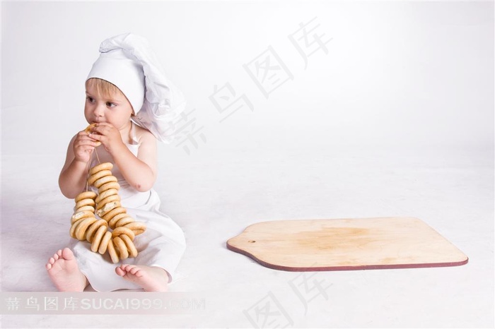 儿童小厨师吃饼高清素材