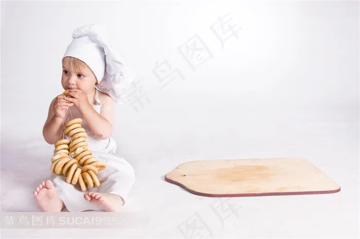 儿童小厨师吃饼高清素材