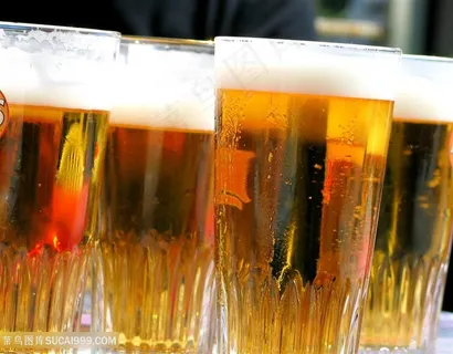 四杯啤酒杯特写图片