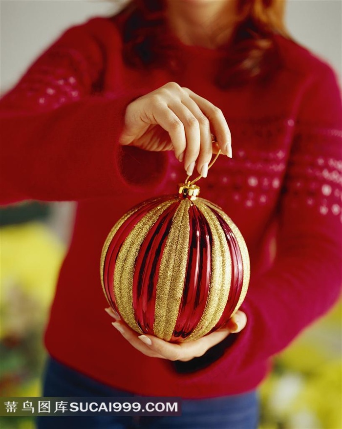 女士手拿着圣诞节装饰彩球动作