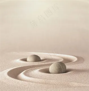 沙地上的S形的两个球 沙地上的S形的两个球
