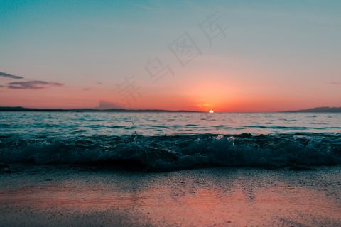 黎明海滩日出图片