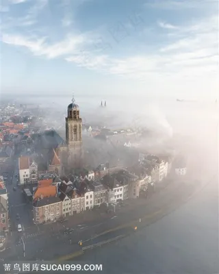 清晨烟雾缭绕的海边城市