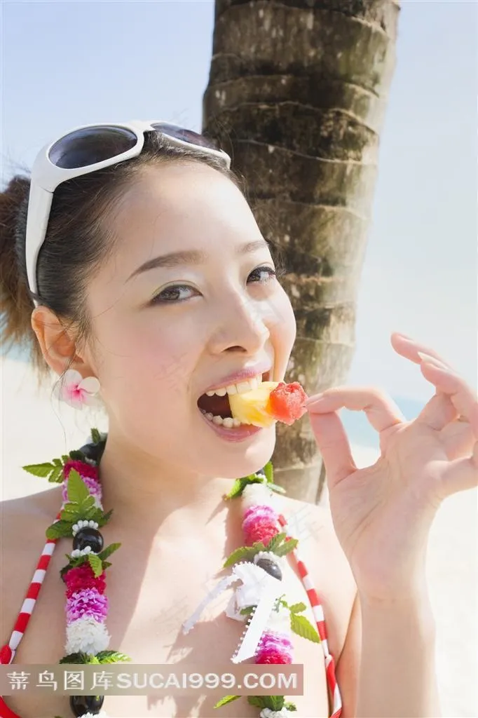 戴墨镜吃甜食的泳装美女