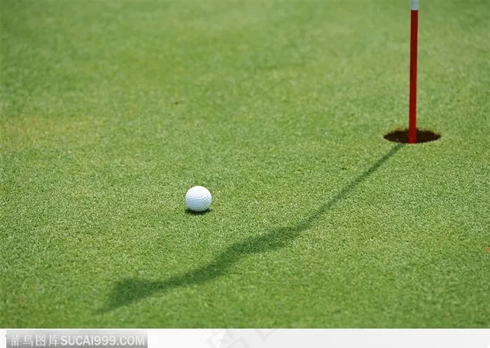 洞旁的球