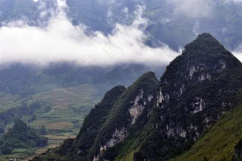 广西大化山脉公路自然风景摄影图片
