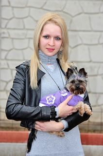 约克夏犬与美女主人合影