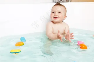 洗澡的可爱婴儿高清摄影图片素材