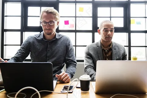 商务男人办公图片