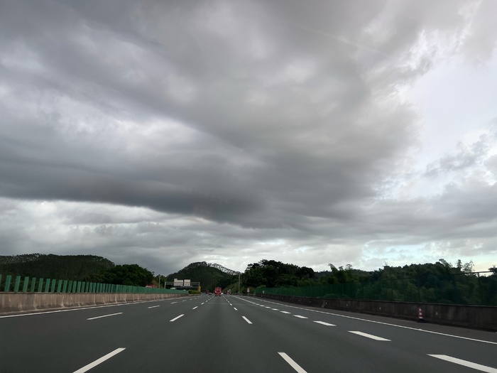 暴风骤雨来临之前的高速公路