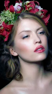 戴着花冠的美女