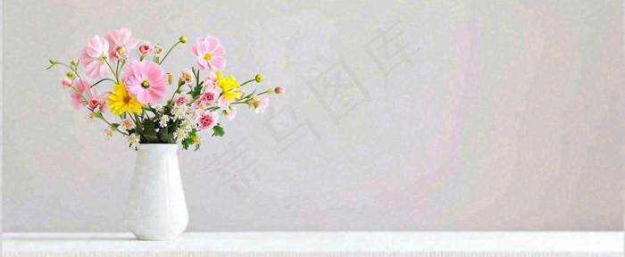 桌面花瓶花束简约情人节花束室内装饰摄影图(1712x704)