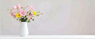 桌面花瓶花束简约情人节花束室内装饰摄影图