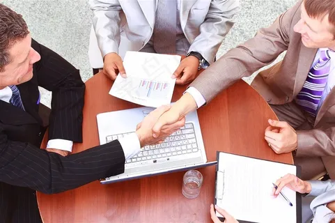 握手中的商务人物 握手中的商务人物