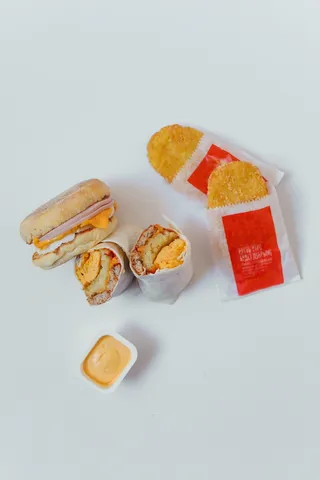 黄色美味汉堡摄影素材