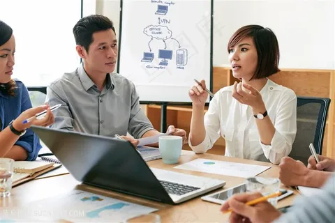 开会讨论商务团队