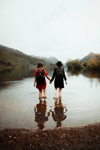 唯美水中闺蜜背影图片