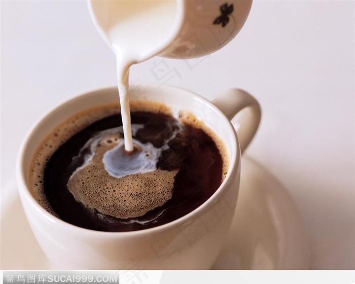 给浓咖啡加奶精