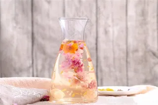 精美欧式家居餐桌餐布上的玫瑰花菊花莲子桂圆茶饮