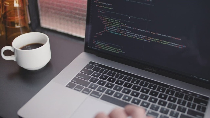 软件开发人员一边喝咖啡一边工作