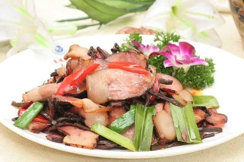 老腊肉炒蕨菜 32元