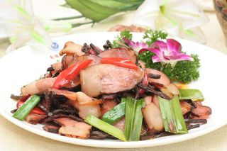 老腊肉炒蕨菜 32元