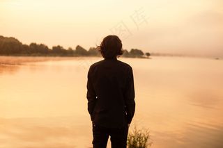 黄昏帅哥背影图片