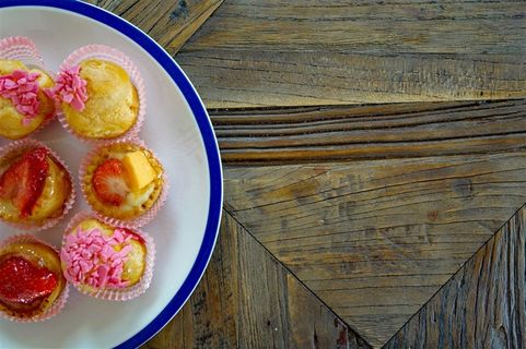 木板背景美味甜点早餐图片